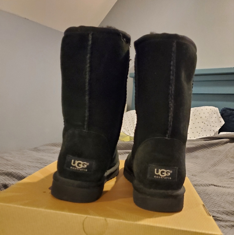 Ugg Women's Classic Short- Black W7